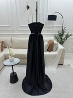 فستان سهرة بأناقة المخمل الأسود والتفته وتفاصيل بر...