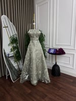 فستان "جازار ليزر" بلمسات التطريز الفاخرة