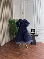 فستان سهرة قصير "تُل تايواني" مع تفتا بخصر محدد وأ...