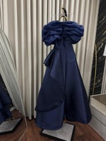 فستان سهرة طويل باللون الكحلي الغامق من خامة الميك...