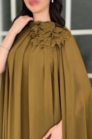 فستان جورجيت ملكي بتصميم كيب وتفاصيل الورد الناعمة...