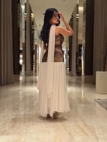 فستان سهرة فاخر بدمج أنيق بين الذهبي والأبيض