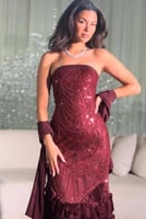 فستان تل مطرّز يدويًا بلون النبيذ الأحمر