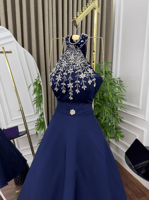 فستان ميدي كحلي بتصميم هالتر وتطريز يدوي فاخر