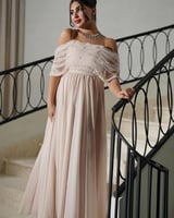 فستان شيفون للحوامل بتصميم أوف شولدر وتطريز أنيق