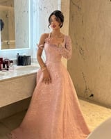 إطلالة ساحرة بفستان منفوش من الدانتيل