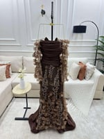 فساتين دانتيل شفاف بتطريز فخم وزهور ثلاثية الأبعاد