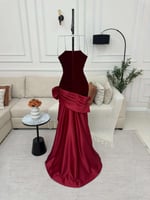 تصميم راقٍ يجمع بين المخمل العودي والتفته الاحمر ل...