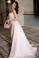 فستان نارين بيوتي فخم بلون وردي فاتح مع ذيل