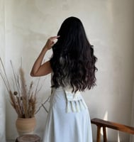 فستان "نقاء اللينن" بلمسة بوهيمية وتطريز يدوي