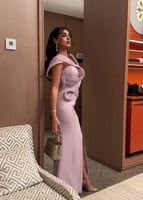 فستان سهره لحمي طويل على تل مدعم مطرز لولو يدوي