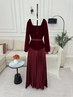 فستان سهرة عودي محتشم بالمخمل والتفته