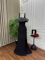 فستان سهرة أسود بتطريز فاخر من قماش الباربي