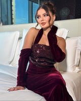 إطلالة ملكية بفستان سهرة فاخر من المخمل والترتر