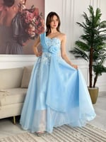 أناقة الجازار السماوي بتطريز ورد بارز