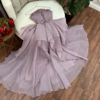 فستان سهرة لحمي خامة جازار طبقات على تطريز