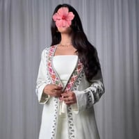 طقم فستان وعباية كتان مطرز بتصميم ملكي - إطلالة فا...