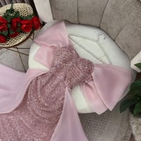 فستان سهرة لحمي طويل مطرز خرز شغل يد على ذيل طويل...