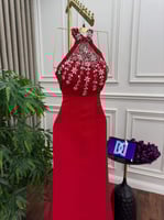 فستان سهرة ناعم باربي بدون أكمام باللون الأحمر