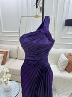 فستان سهرة ناعم كرنكل زيتي وبنفسجي بذيل جانبي