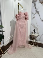 تألقي بفستان سهرة لحمي طويل بتفاصيل ترتر لامع ولؤل...