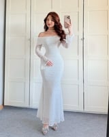 فستان دانتيل أبيض واسود وعنابي طويل بقصة ضيقة