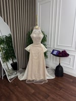 فستان سهرة ملكي بتطريز خرز فاخر وأكمام جازار منسدل...