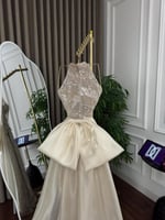 فستان سهرة ملكي بتطريز خرز فاخر وأكمام جازار منسدل...