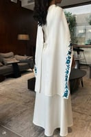 فستان طويل بتطريز يدوي وكاب أنيق
