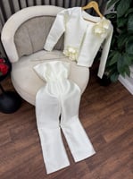 جمبسوت العيد بأناقة فريدة مع جاكيت مزين بورود بارز...