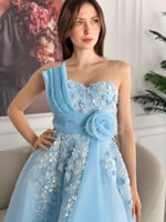 أناقة الجازار السماوي بتطريز ورد بارز