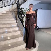 إطلالة ملكية مع فستان بني تفته مكشوف الأكتاف