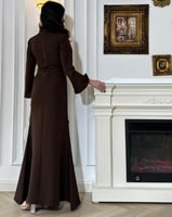 فستان بني طويل بتصميم فاخر مزين بالورود