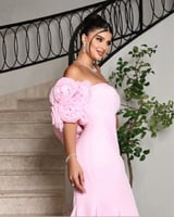 فستان الميرمايد الوردي بتفاصيل الزهور الفريدة