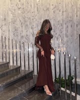 فستان كريب بني بأكمام ربط أنيقة