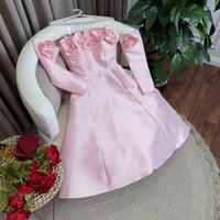 فستان السن المحير قصير لون فوشي ورد في الصدر