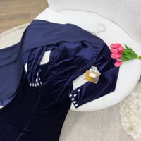 فستان سهرة كحلي مخمل كوري على شال تفته استرتش