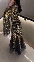 فستان سهرة تول أسود مطرز بزهور ذهبية وفصوص الزركون...