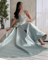 إطلالة استثنائية مع فستان ميكادو مطرز يدوي على ذيل