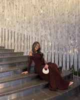 فستان كريب بني بأكمام ربط أنيقة