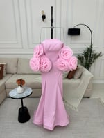 فستان الميرمايد الوردي بتفاصيل الزهور الفريدة