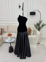 إطلالة ساحرة بفستان أسود طويل بلمسة مخملية أنيقة