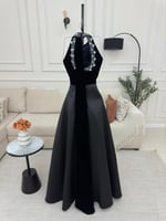 بتصميم ياقة هالتر مزين بالكريستال لإبراز أناقتك في...