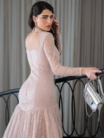 أناقة الدانتيل في فستان وردي فخم