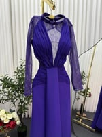 فستان سهرة "بنفسجي ملكي" بتصميم درابيه وتفاصيل الد...