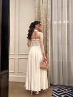 فستان سهرة أبيض كلاسيك بدانتيل راقي وتنورة تفتة بل...