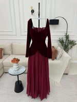 فستان خمري فاخر بتصميم مخمل وشيفون لإطلالة ملكية