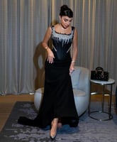 فستان سهرة أسود بتصميم كورسيه فخم وتطريز كريستالي