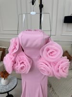 فستان الميرمايد الوردي بتفاصيل الزهور الفريدة