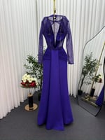 فستان سهرة "بنفسجي ملكي" بتصميم درابيه وتفاصيل الد...